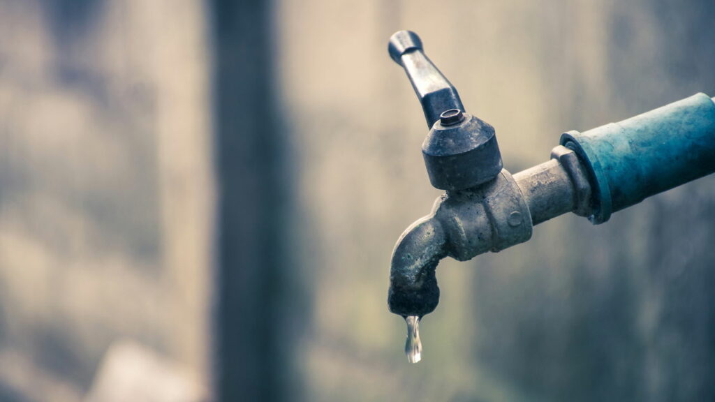 Falta de água faz Sabesp vai reduzir pressão da água em São Paulo