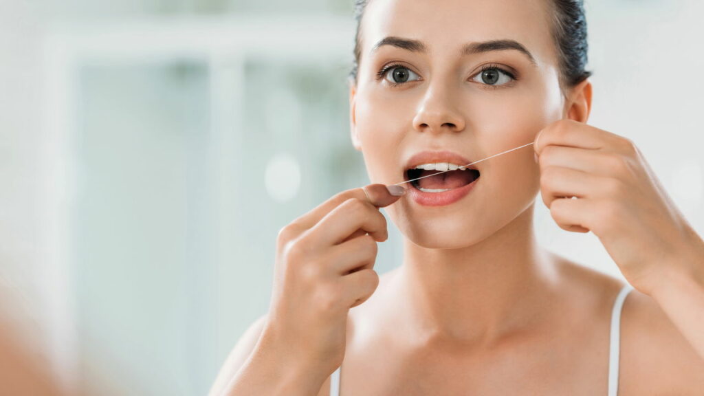 Usar fio dental todos os dias pode transformar sua saúde bucal e seu hálito