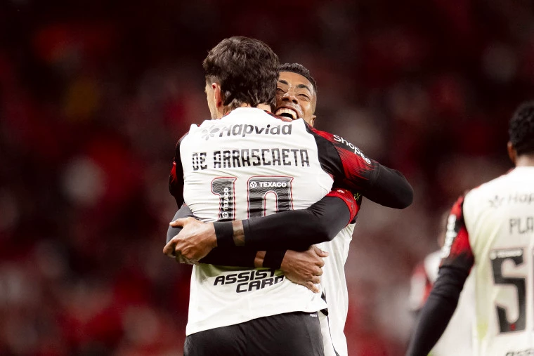 Flamengo vence o Inter com “a mão nas costas” e avança na Libertadores