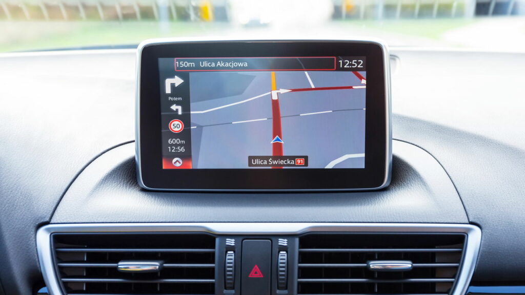 O que a lei realmente diz sobre usar GPS no celular ao dirigir