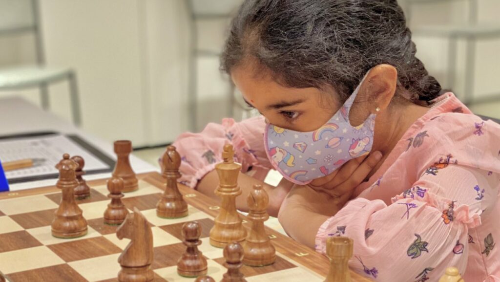 Garota de 10 anos faz história ao derrotar Grande Mestre de Xadrez