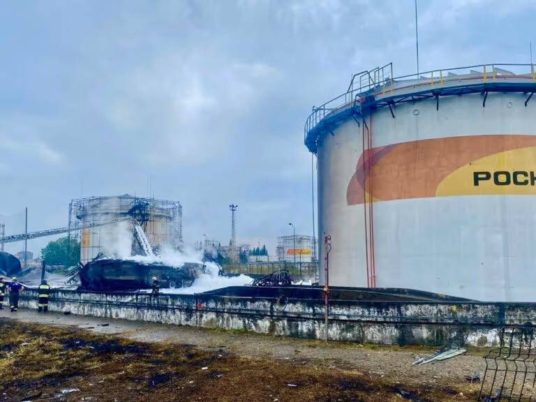 Ucrânia bombardeia depósito de petróleo russo em Sochi
