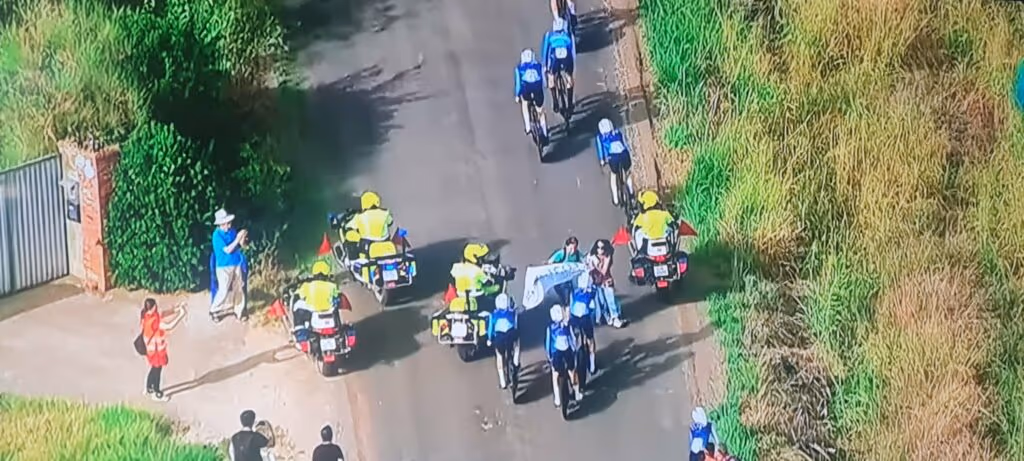 Manifestantes pró-Palestina tentam bloquear equipe de ciclismo de Israel