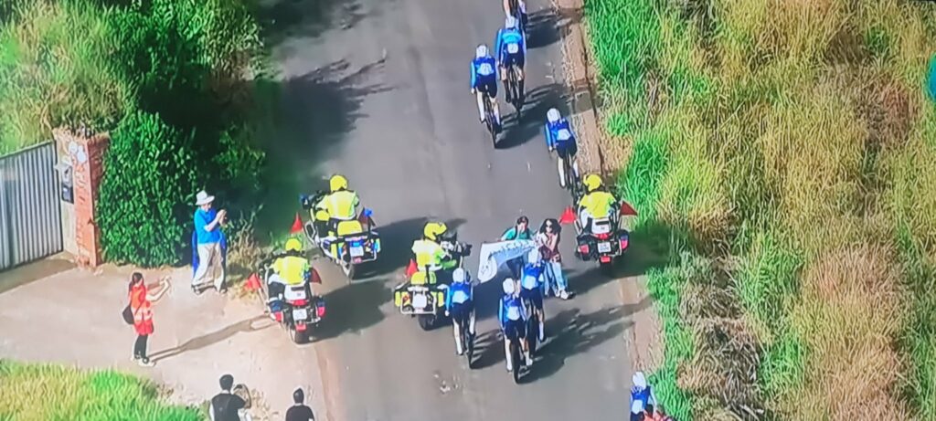 Manifestantes pró-Palestina tentam bloquear equipe de ciclismo de Israel