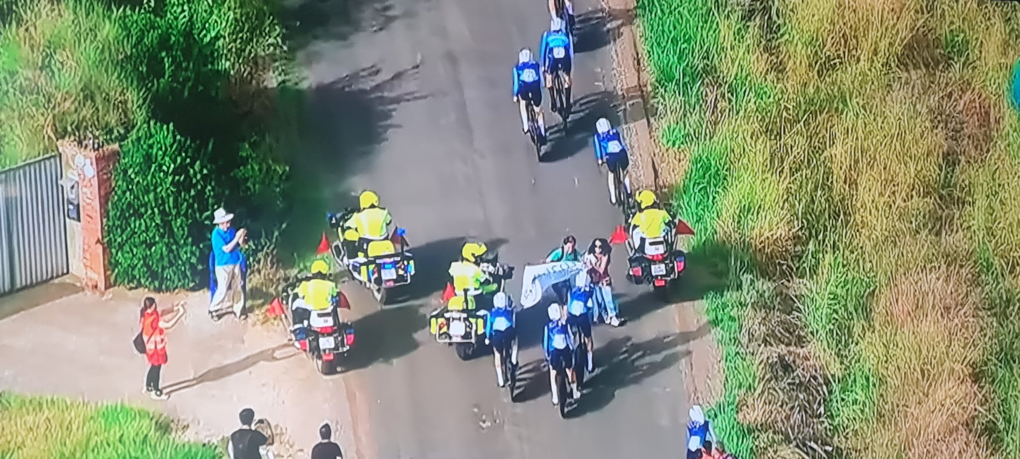 Manifestantes pró-Palestina tentam bloquear equipe de ciclismo de Israel
