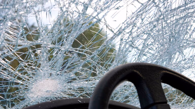 Homem causa destruição ao invadir casa de shows com carro em Belém
