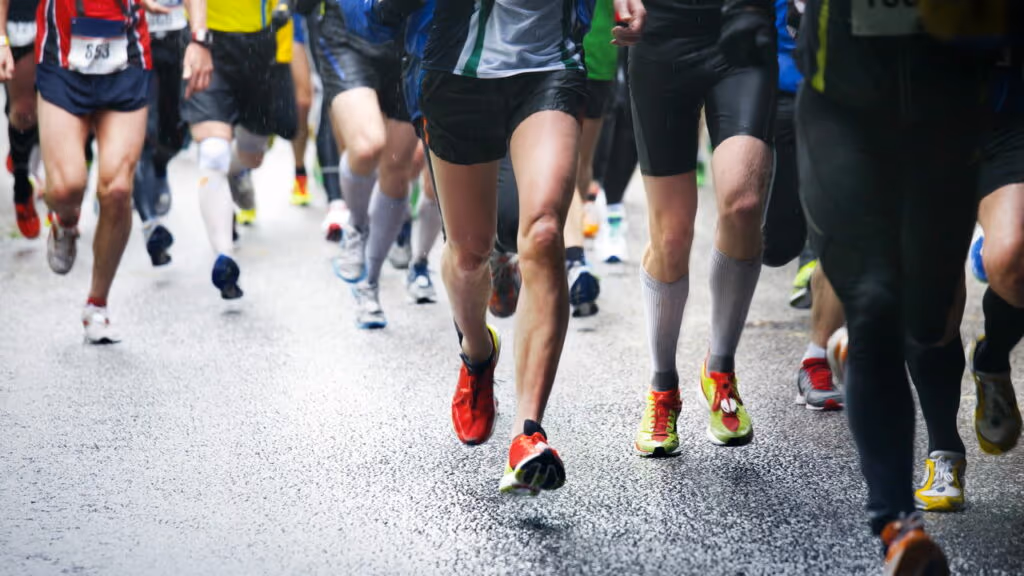 Homem completa corrida de 8 km embriagado e de chinelo e viraliza na web