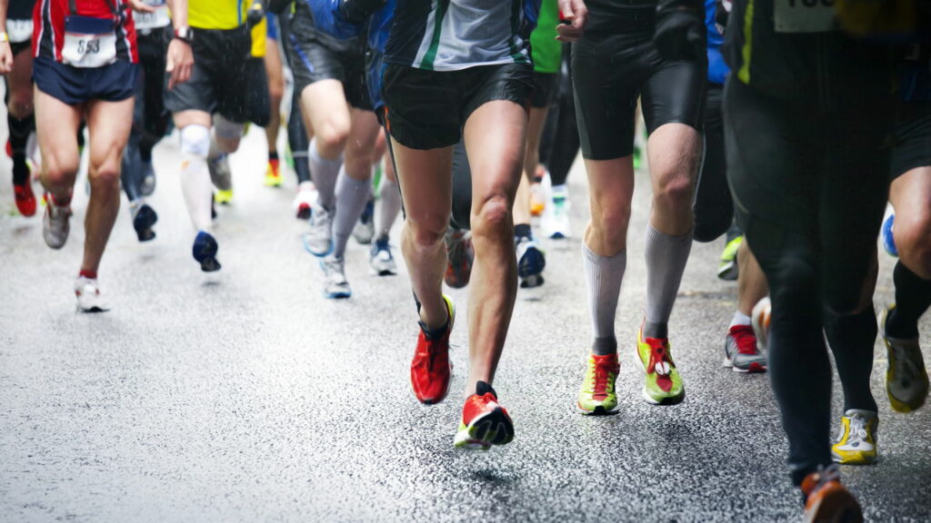 Homem completa corrida de 8 km embriagado e de chinelo e viraliza na web