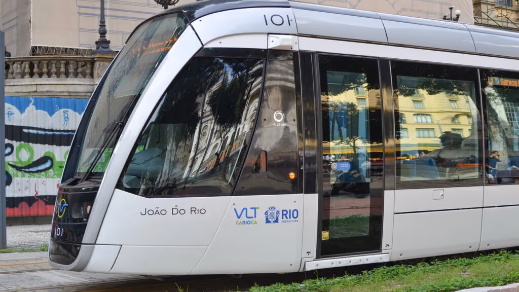 Idoso morre depois de ficar preso entre VLT e grade de proteção