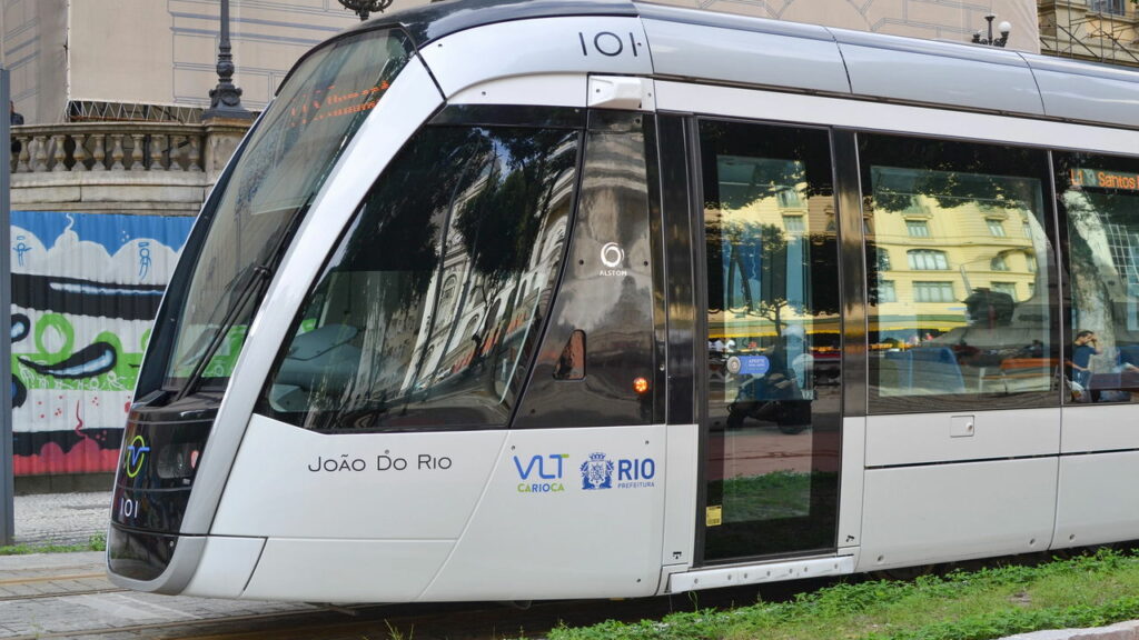 Idoso morre depois de ficar preso entre VLT e grade de proteção
