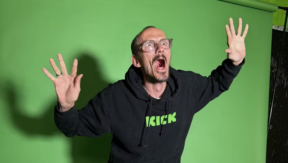 Influenciador morre durante transmissão ao vivo em rede social