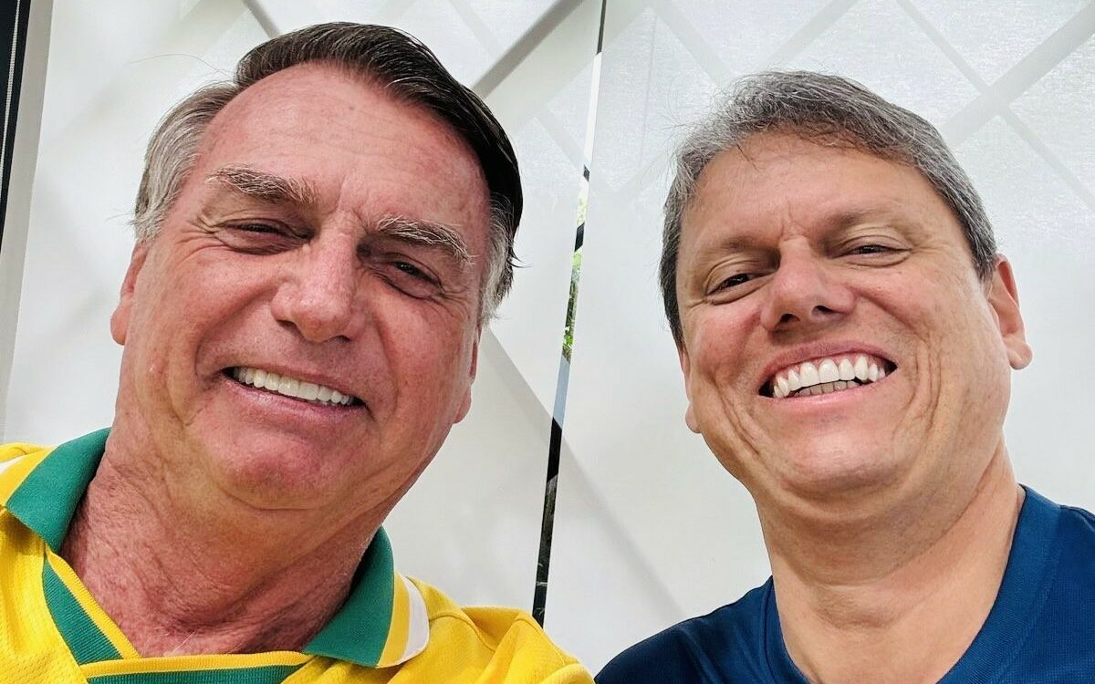 Tarcísio descarta pauta política em visita a Bolsonaro: “Um grande amigo”