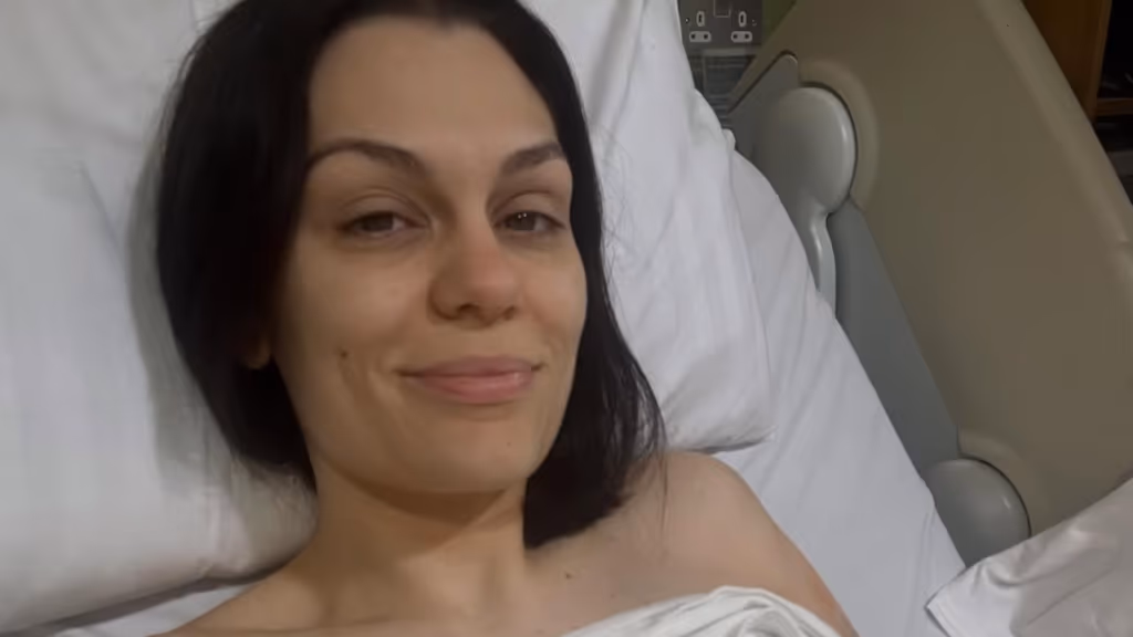 Jessie J é internada após cirurgia para retirada de tumor