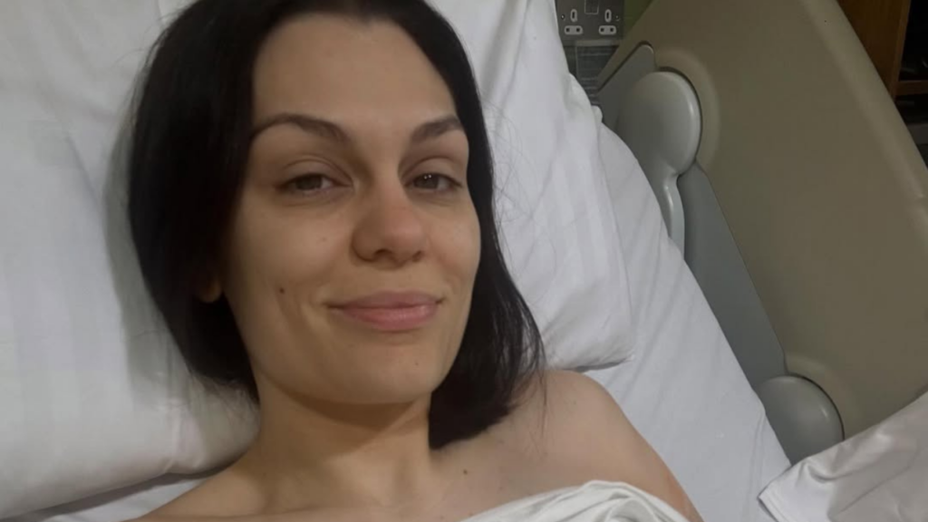 Jessie J é internada após cirurgia para retirada de tumor