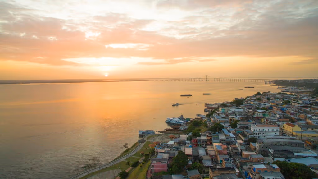 Essa cidade brasileira tem um teatro histórico no meio da floresta tropical mais famosa do mundo