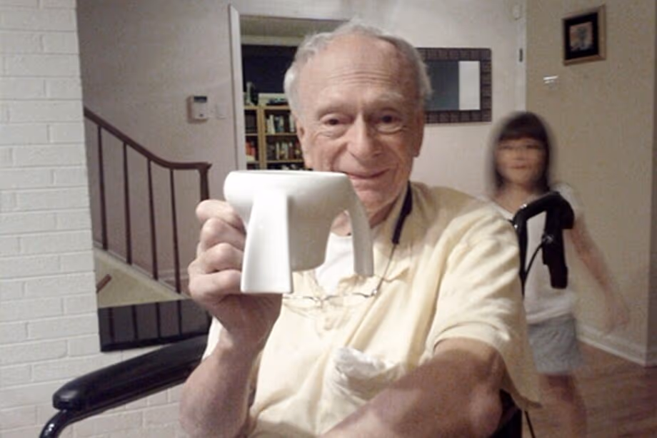 Menina de 11 anos fica bilionária ao inventar caneca que mudou a vida de seu avô com Parkinson