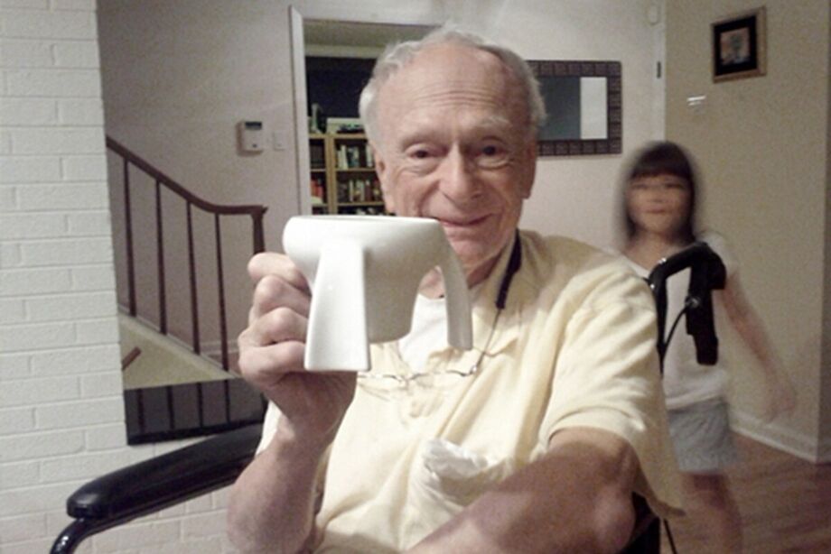 Menina de 11 anos fica bilionária ao inventar caneca que mudou a vida de seu avô com Parkinson