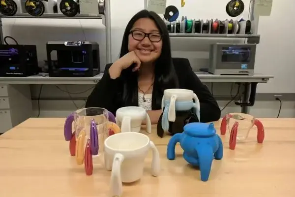 Menina de 11 anos fica bilionária ao inventar caneca que mudou a vida de seu avô com Parkinson