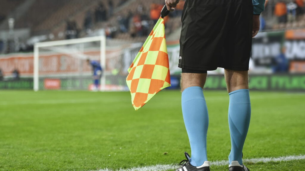 Novas regras da arbitragem no futebol europeu entram em vigor