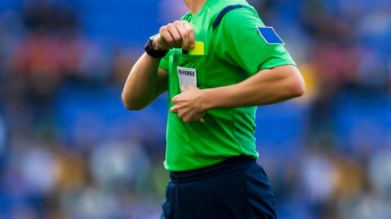 Novas regras da arbitragem no futebol europeu entram em vigor