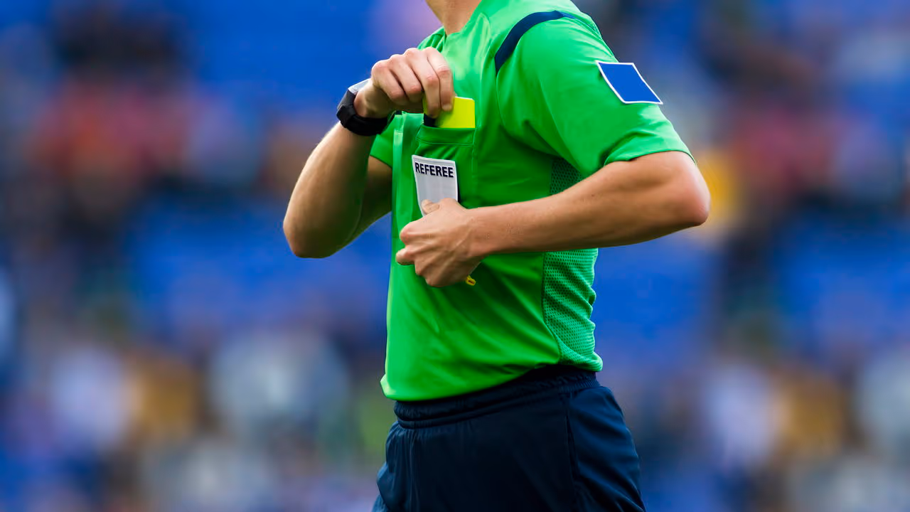 Novas regras da arbitragem no futebol europeu entram em vigor