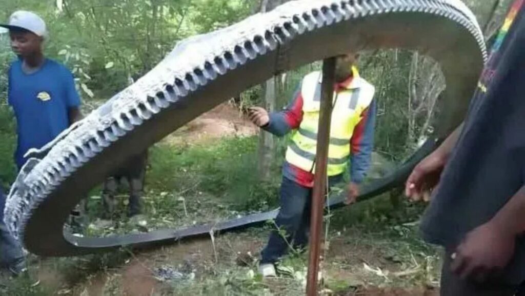 Objeto gigante cai do céu em vilarejo no Quênia e intriga moradores