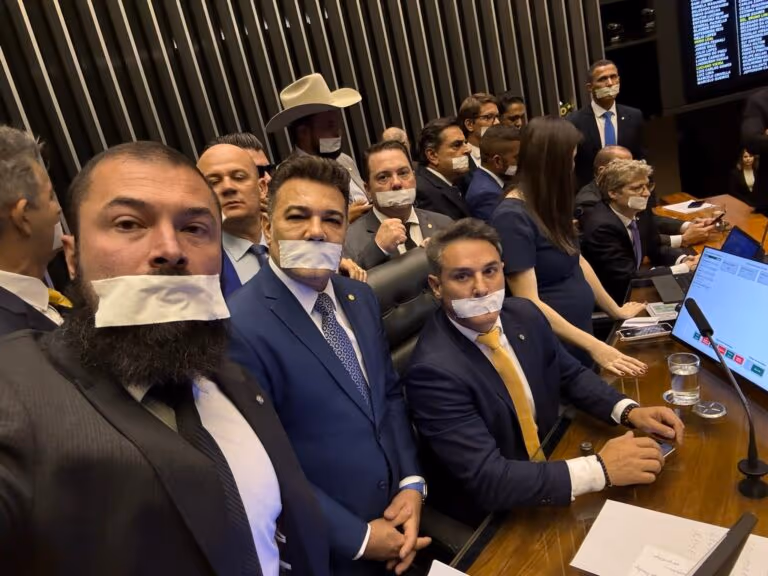 Em resposta à prisão de Bolsonaro, oposição banca o MST e ocupa Mesa Diretora
