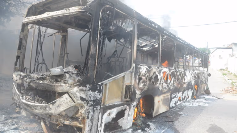 Ônibus cheio de passageiros é incendiado por criminosos em São Paulo