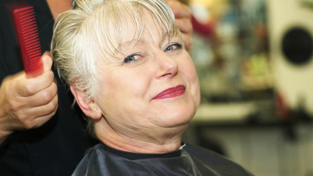 Os 8 cortes de cabelo mais estilosos que rejuvenescem após os 60 anos