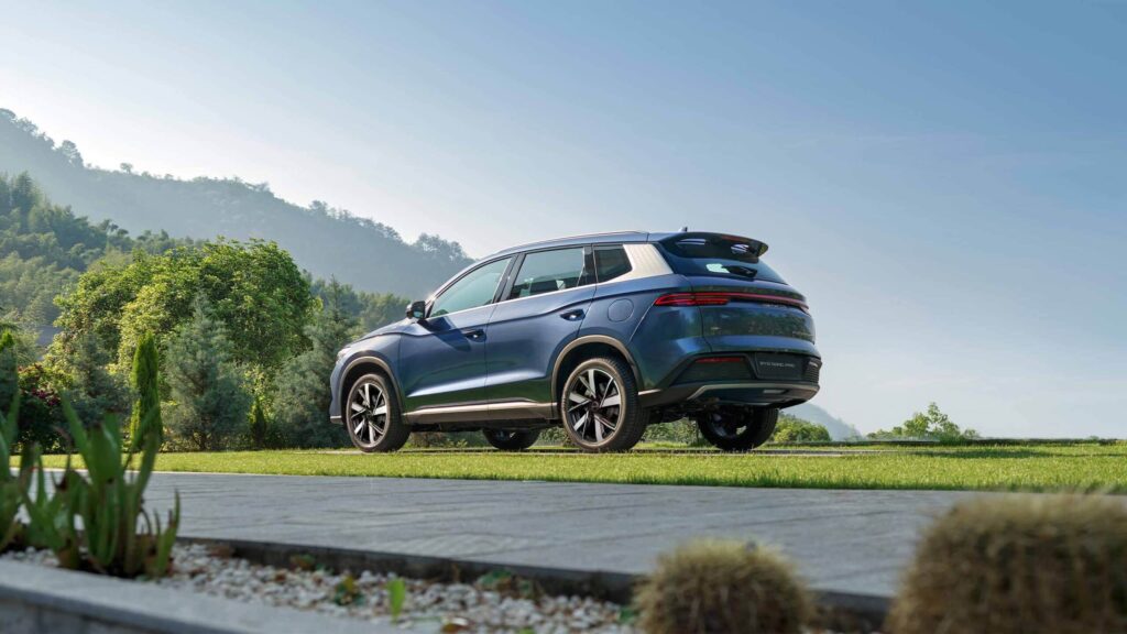 SUV híbrido oferece opções de potência, autonomia e conforto para motoristas exigentes
