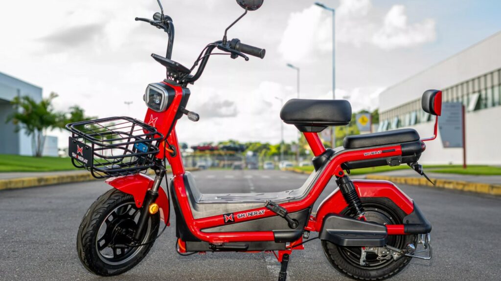 Essa moto custa menos de R$ 7 mil, não exige CNH e vira sonho de consumo dos brasileiros