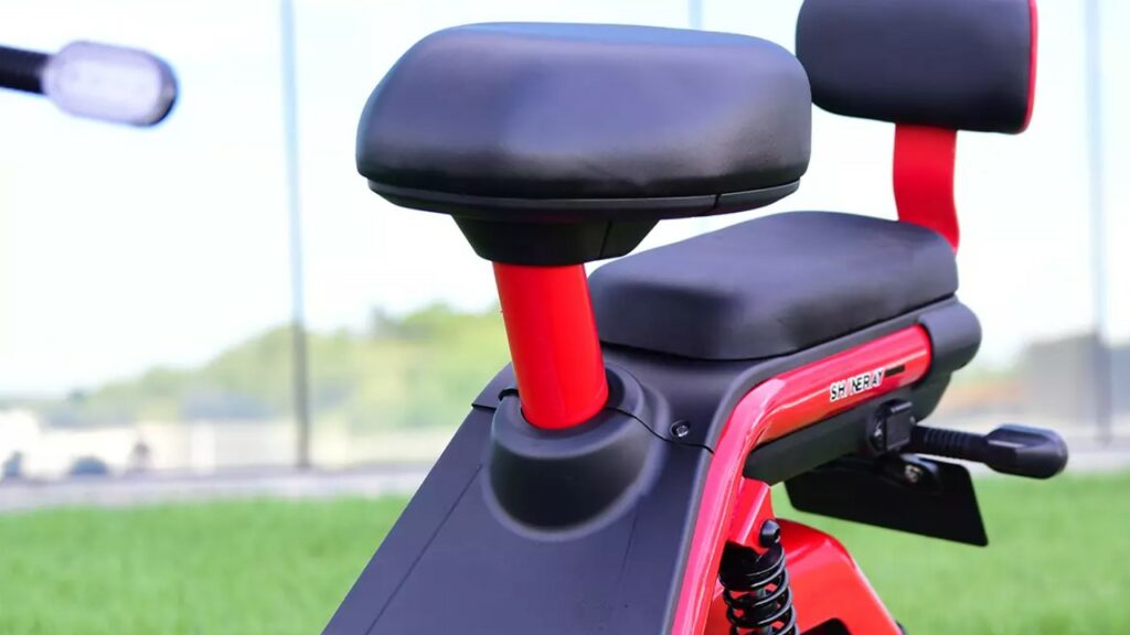 Essa moto custa menos de R$ 7 mil, não exige CNH e vira sonho de consumo dos brasileiros