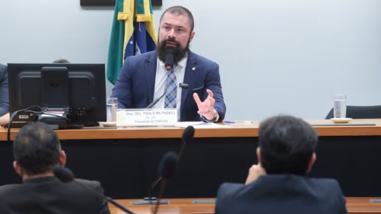 Comissão da Câmara aprova moção de repúdio a Lula e apoio a Bolsonaro
