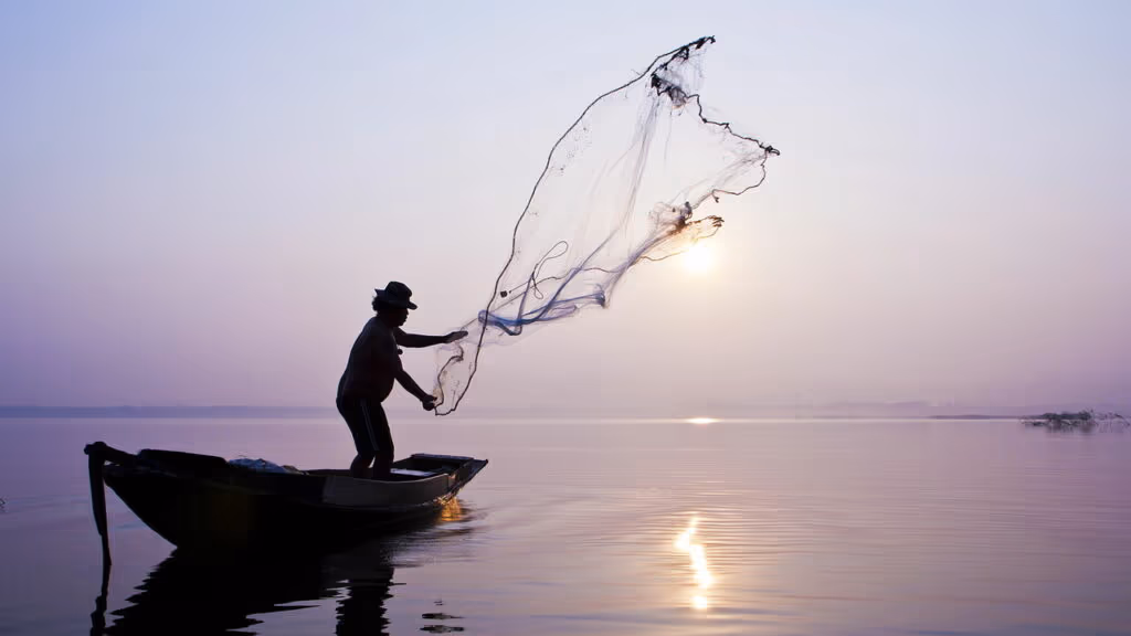 Pescador arrasta rede de pesca e o que vem é impressionante