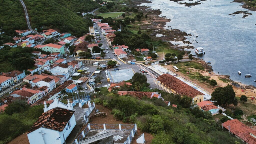 Cidade histórica às margens do Velho Chico tem casarão colonial de 1800 funcionando como pousada hoje