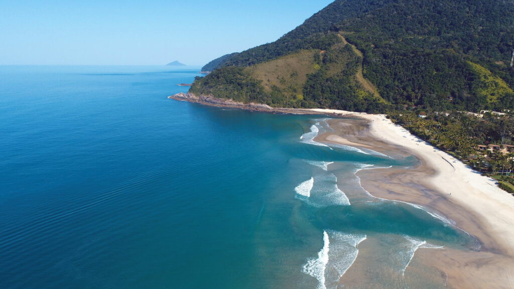 Praia amanhece sem mar e deixa população chocada