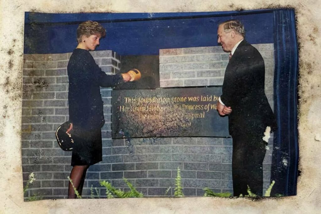 Princesa Diana enterrou uma “cápsula do tempo” em 1991 que acaba de ser aberta. Mas o que tinha dentro?