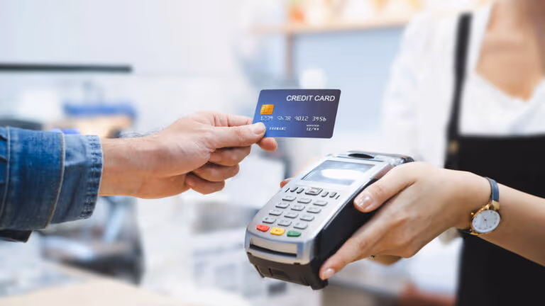 Quem faz pagamentos com cartão por aproximação deve ficar atento