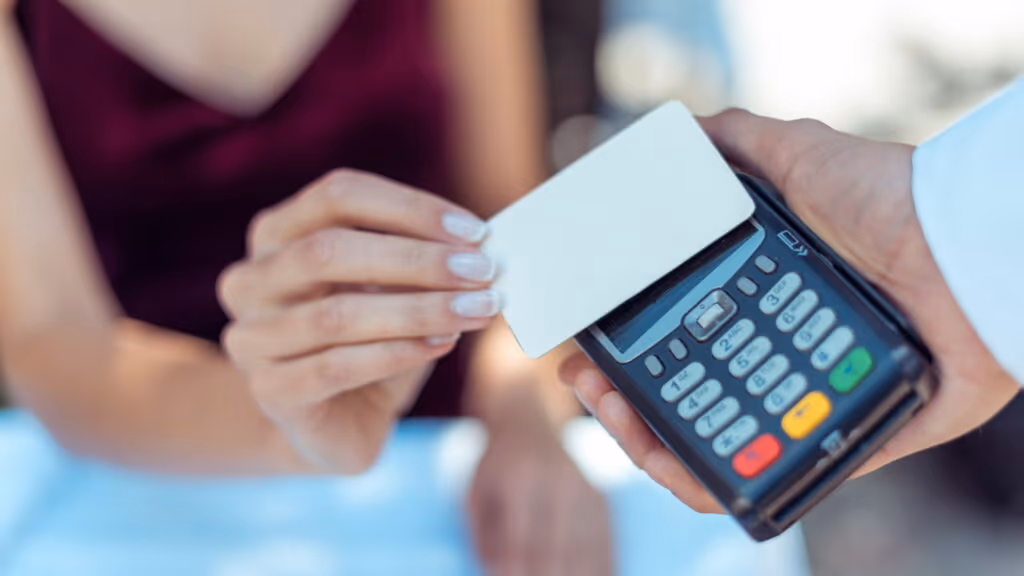 Saiba como agir corretamente ao perder o seu cartão de crédito na rua