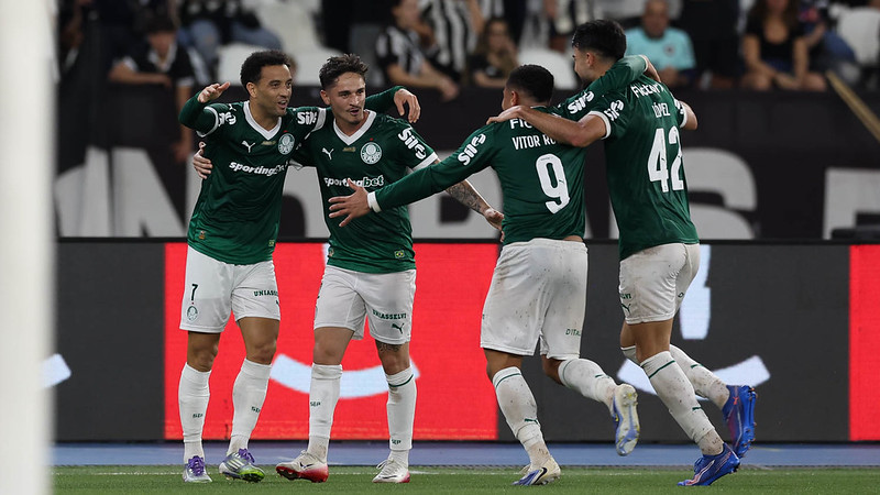 Reforço milionário desencanta, Palmeiras derrota Botafogo cola na liderança do Brasileirão