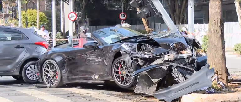 Influenciador bate Porsche de 1,5 milhão em São Paulo e foge