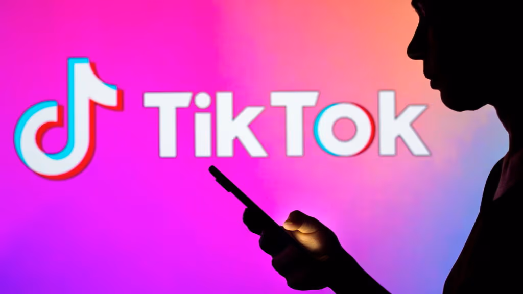 Tiktokers são condenadas a 12 anos de prisão por oferecer banana à crianças negras