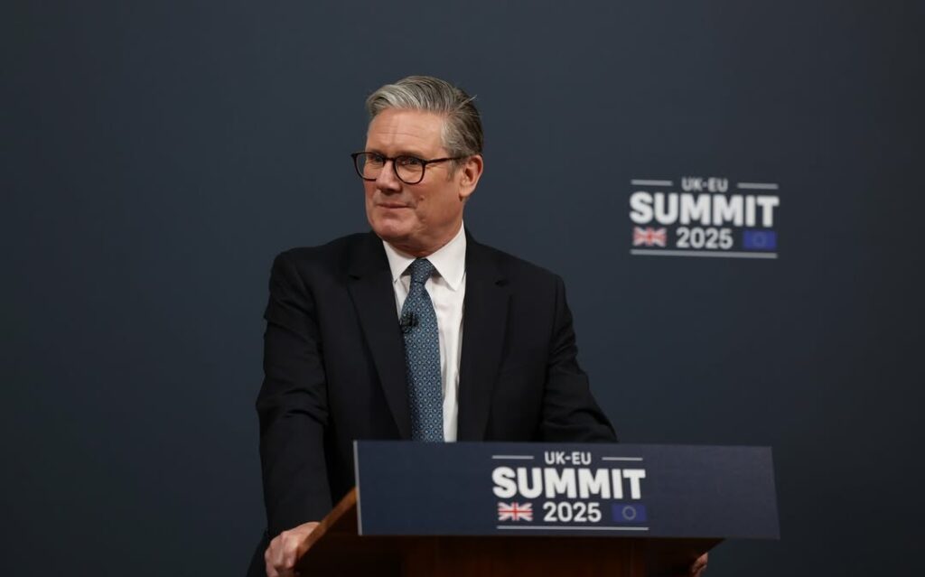 Crusoé: “Reino Unido se rendeu aos nazistas?”, questiona Huckabee a Starmer