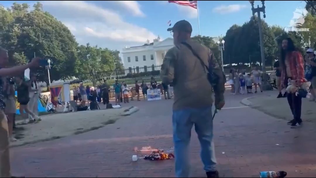 EUA: homem é preso após queimar bandeira americana em desafio à ordem executiva de Trump