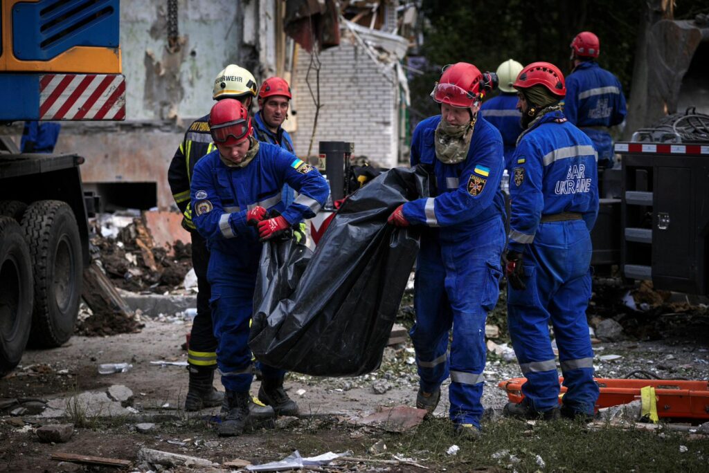 Ataque russo mata dezenas na capital da Ucrânia, incluindo várias crianças