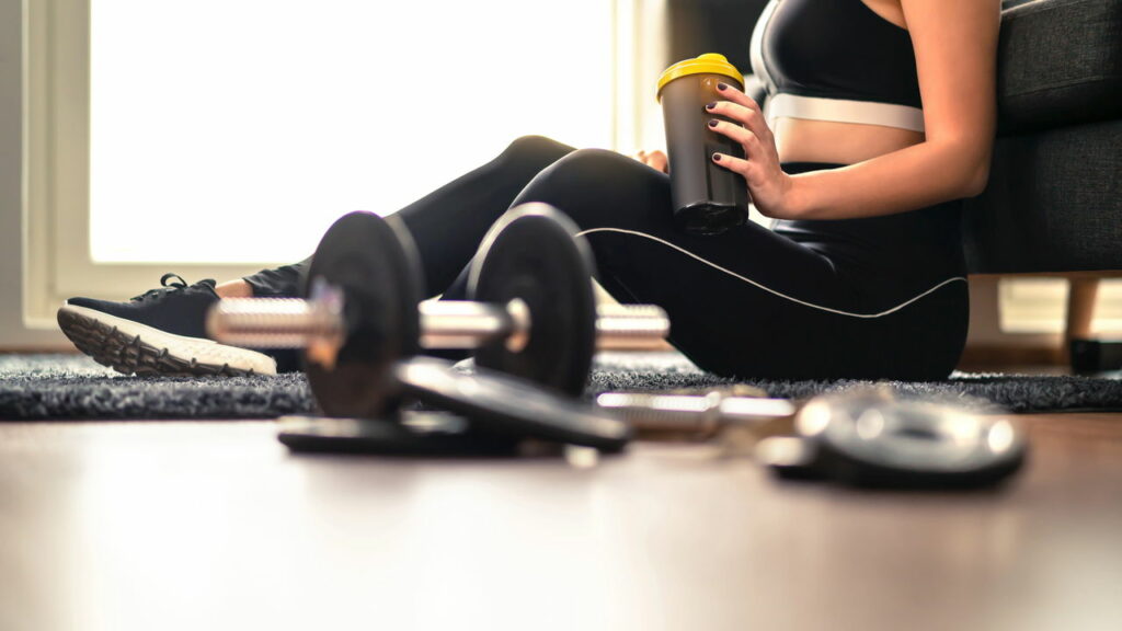 Entenda os benefícios e riscos do consumo de whey na rotina