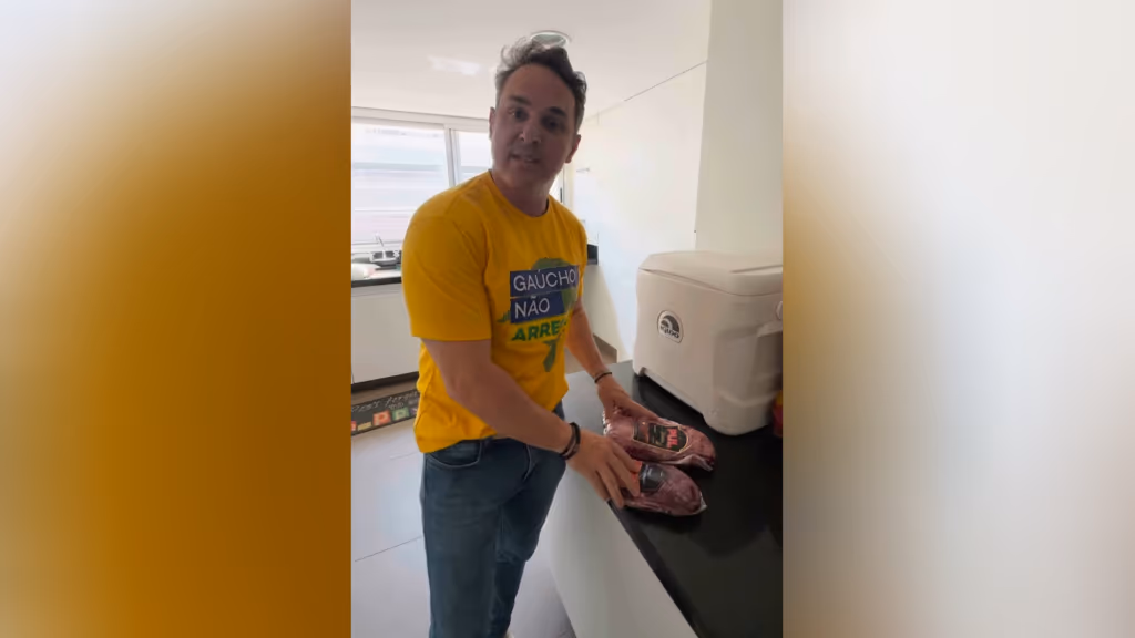 Zucco visita Bolsonaro em prisão domiciliar e faz churrasco de picanha