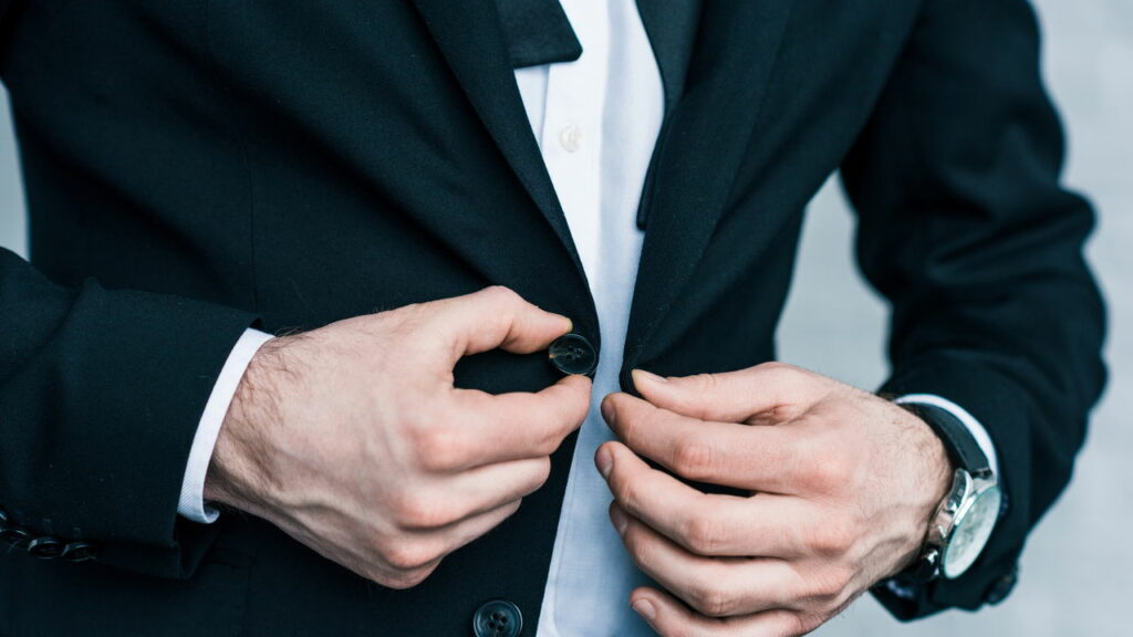 Por que as roupas não abotoam da mesma forma para homens e mulheres?