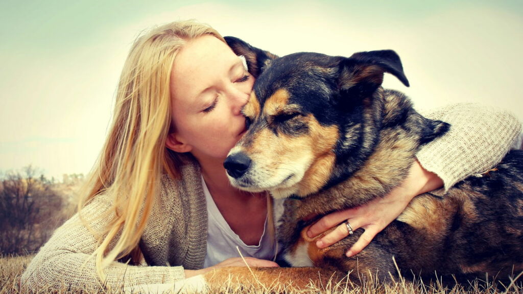 O que significa quando uma pessoa sempre acaricia cães, segundo a psicologia?