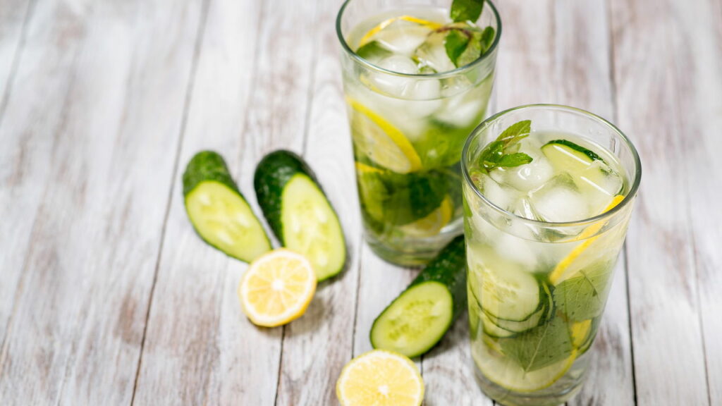 5 benefícios de beber água com limão em jejum